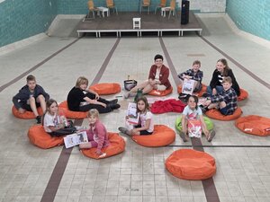 Bild vergr&ouml;&szlig;ern: Kinder mit ihren Urkunden
