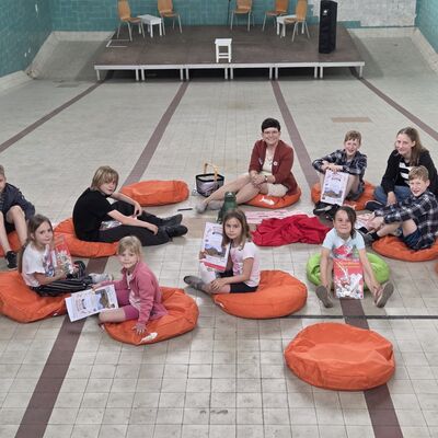 Kinder mit ihren Urkunden