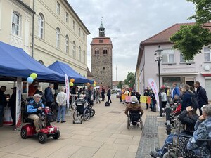 Bild vergr&ouml;&szlig;ern: Foto: Zahlreiche Menschen vor dem Luckenwalder Marktturm.