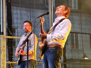 Bild vergr&ouml;&szlig;ern: Zwei Musiker an Mikros mit Gitarren.