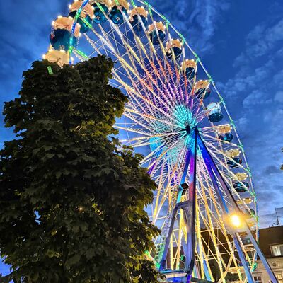 Bild vergr&ouml;&szlig;ern: Ein illuminiertes Riesenrad am Abend