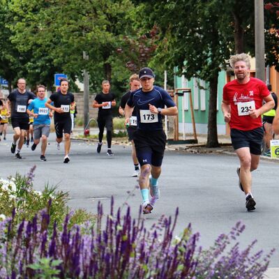 Bild vergr&ouml;&szlig;ern: Mehrere Läufer rennen auf einer Straße.