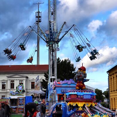 Bild vergr&ouml;&szlig;ern: Mehrere Fahrgeschäfte auf einer Kirmes