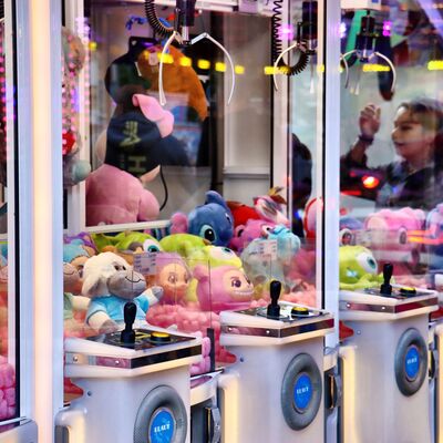 Bild vergr&ouml;&szlig;ern: Bunte Greifautomaten mit Kuscheltieren.