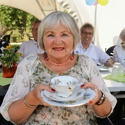 Bild vergr&ouml;&szlig;ern: Foto: Eine Frau hält ein Kaffeegedeck in Händen.