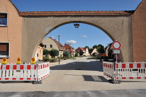 Bild vergr&ouml;&szlig;ern: Foto: Ein steinerner Bogen über einer sanierten Straße.