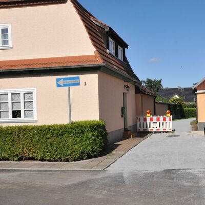 Bild vergr&ouml;&szlig;ern: Foto: Ein schmaler Weg neben einem Gebäude.
