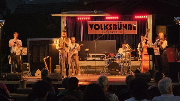 Bild vergr&ouml;&szlig;ern: Foto: Eine Band auf einer Bühne.