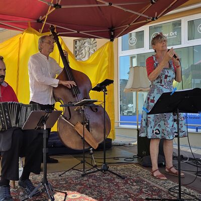 Bild vergr&ouml;&szlig;ern: Foto: Eine kleine Band unter einem Pavillon.