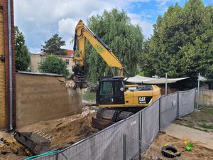 Bild vergr&ouml;&szlig;ern: Foto: Ein Bagger beim Abriss eines kleinen Gebäudes.