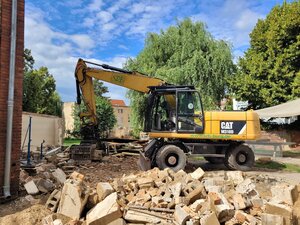 Bild vergr&ouml;&szlig;ern: Foto: Ein Bagger zwischen abgerissenen Bauteilen.