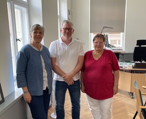 Bild vergr&ouml;&szlig;ern: Foto: Zwei Frauen und ein Mann in einem Büroraum.