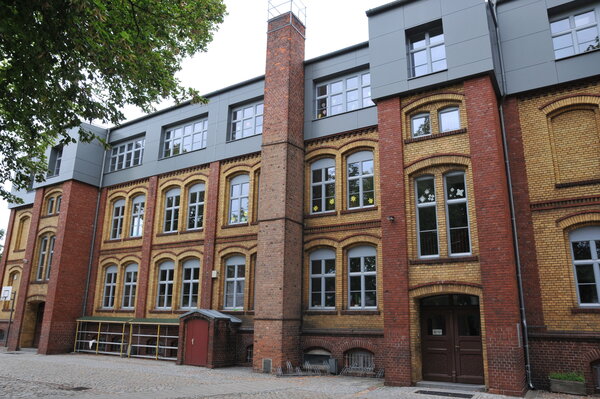 Bild vergr&ouml;&szlig;ern: Foto: Ein Gebäude mit rotem und gelbem Backstein.