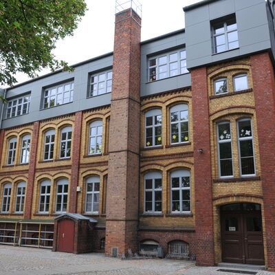Foto: Ein Gebäude mit rotem und gelbem Backstein.