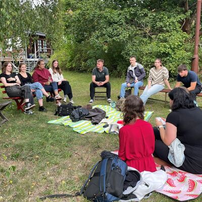 Bild vergr&ouml;&szlig;ern: Eine Gruppe von Menschen macht ein Picknick.