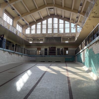 Bild vergr&ouml;&szlig;ern: Foto: Ein großes, leeres Schwimmbecken.