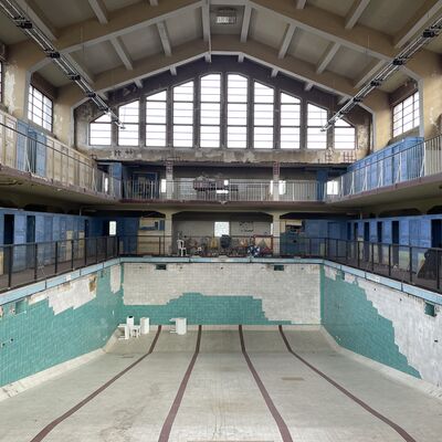 Bild vergr&ouml;&szlig;ern: Foto: Ein leeres Hallenschwimmbecken.
