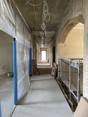 Bild vergr&ouml;&szlig;ern: Foto: Ein Flur auf einer Baustelle.