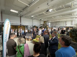 Bild vergr&ouml;&szlig;ern: Foto: Zahlreiche Menschen in einem großen Raum.