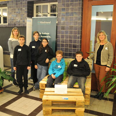 Foto: Zwei Frauen und eine kleine Gruppe Kinder.