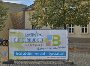 Bild vergr&ouml;&szlig;ern: Foto: Ein Banner zum BürgerBudget vor der Bibliothek.