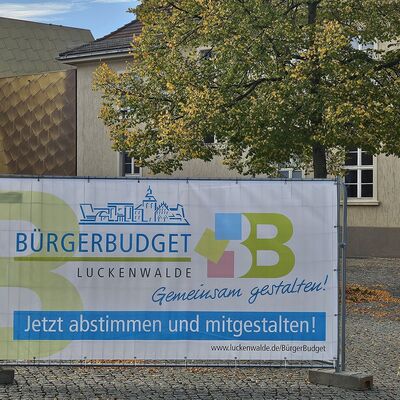 Foto: Ein Banner zum BürgerBudget vor der Bibliothek.