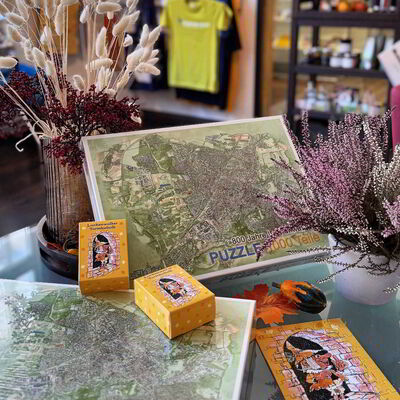 Auf einem herbstlich dekorierten Tisch liegen mehrere Puzzles.