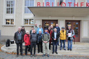Bild vergr&ouml;&szlig;ern: Foto: Eine Gruppe Menschen vor der Bibliothek.