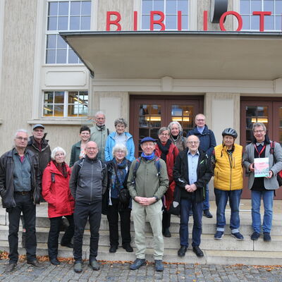 Foto: Eine Gruppe Menschen vor der Bibliothek.