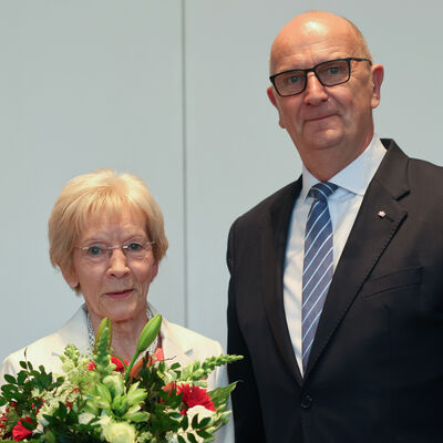 Foto: Ein Mann und eine Frau mit einem Blumenstrauß.